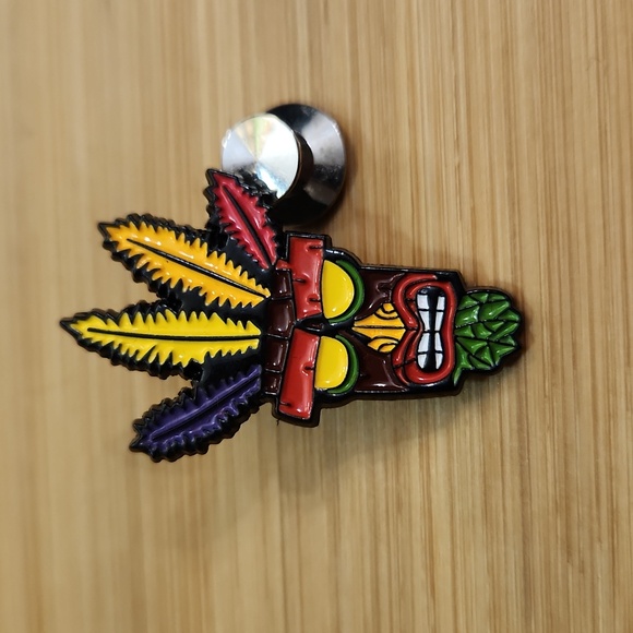 Sony Other - Crash Bandicoot "Aku Aku" Mask Playstation Pin